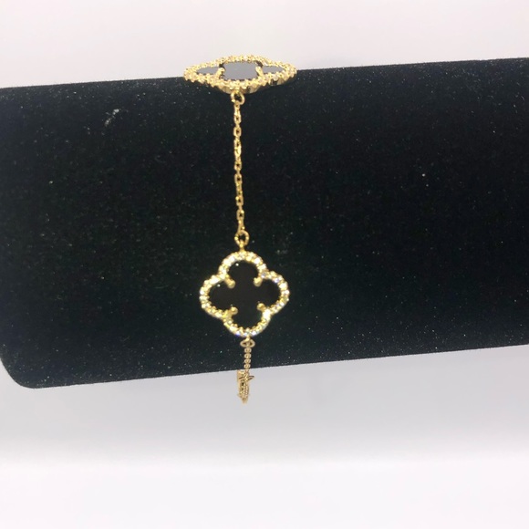 Onyx Clover Bracelet - Picture 5 of 12